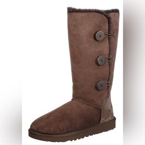 UGG Bailey Button Triplet in Chocolate. Women’s size 8